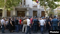 Armenia - Parents of soldiers killed in the 2020 Karabakh war rally outside prosecutors' headquarters in Yerevan to demand Prime Minister Nikol Pashinian's prosecution, August 30, 2022.