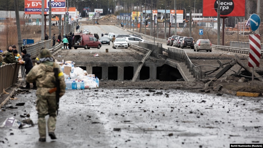 Ura mbi lumin e Irpinit. Romanivka, 5 mars dhe 23 gusht Për të frenuar avancimin e trupave ruse drejt Kievit, tri ura u hodhën në erë në rajonin e Kievit, përfshirë urën mbi lumin e Irpinit. Po kjo urë u përdor nga njerëzit për t&#39;i ikur luftimeve.