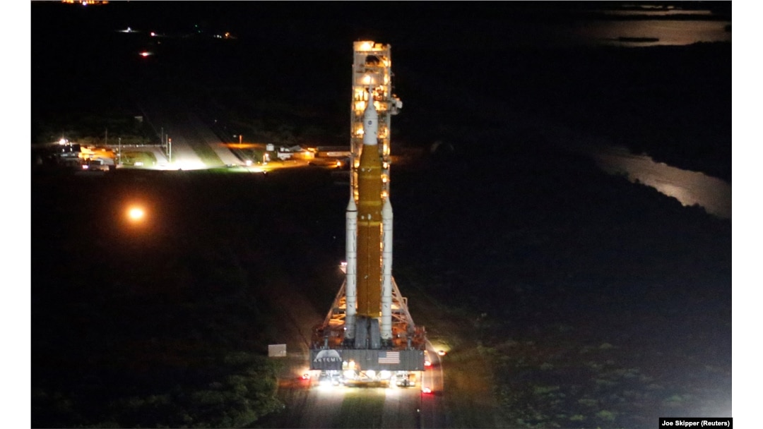 Racheta Artemis 1 a sistemului de lansare spațială (SLS), cu capsula Orion destinată echipajului - reprezentând noua generație de rachete lunare ale NASA - este împinsă spre celebra rampă de lansare 39B de la Centrul Spațial Kennedy, Florida, SUA, pe 17 august 2022.