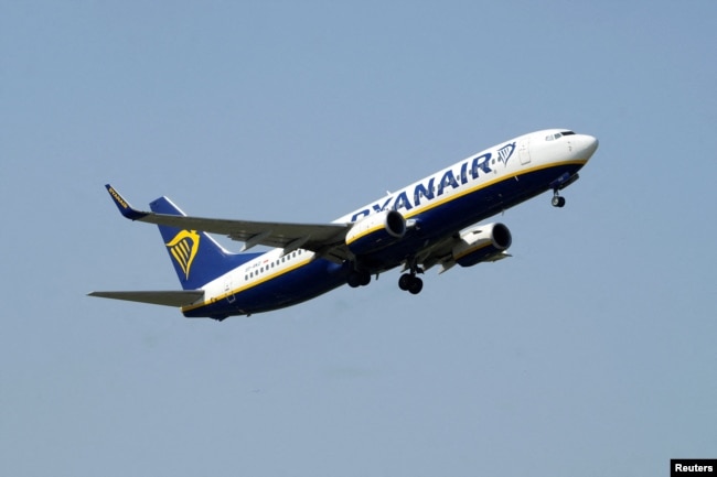 Aeroplan i kompanisë Ryanair - njëra prej disa kompanive ajrore që operojnë në Shqipëri.
