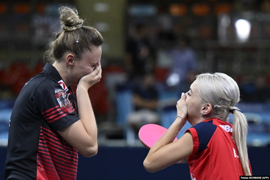 Sofia Polcanova e Austrisë (majtas) dhe Bernadette Szocs e Rumanisë festojnë fitoren në ndeshjen finale të pingpongut për femra në Kampionatin Evropian të Mynihut 2022, më 18 gusht.