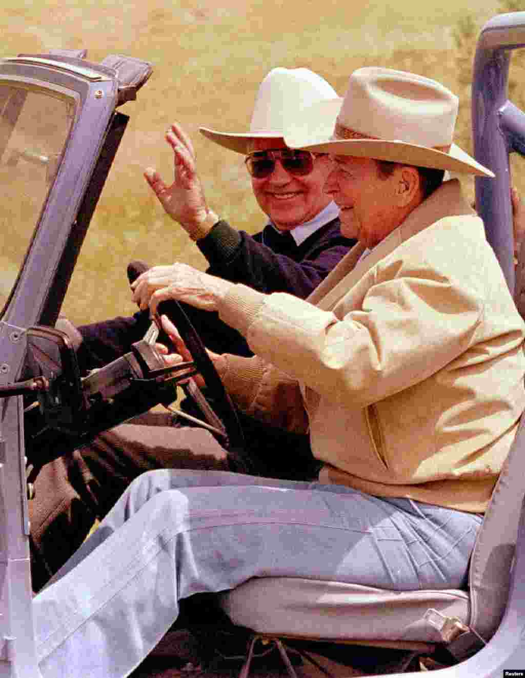 Ex-președintele american Ronald Reagan îl duce pe fostul președinte sovietic Mihail Gorbaciov la o plimbare cu Jeep-ul pentru a vizita ferma Reagan din munții Santa Ynez, lângă Santa Barbara, 3 mai 1992.&nbsp;