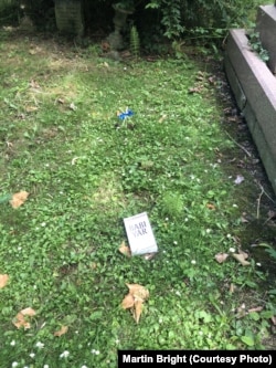 Так сейчас выглядит могила Анатолия Кузнецова. Экземпляр английского издания "Бабьего Яра" на нее положил Мартин Брайт. Немного выше - ленточка цветов украинского флага, кто оставил ее - неизвестно.