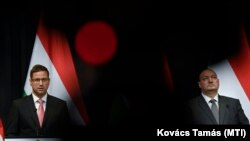 Gulyás Gergely miniszter (b) és Németh Szilárd, a rezsicsökkentés fenntartásáért felelős kormánybiztos a kormányinfón 2022. július 13-án