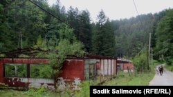 Devastirani objekti u kojem je tokom rata 1990-ih bio logor "Sušica" kod Vlasenice, istočna Bosna, 21. 8. 2022.