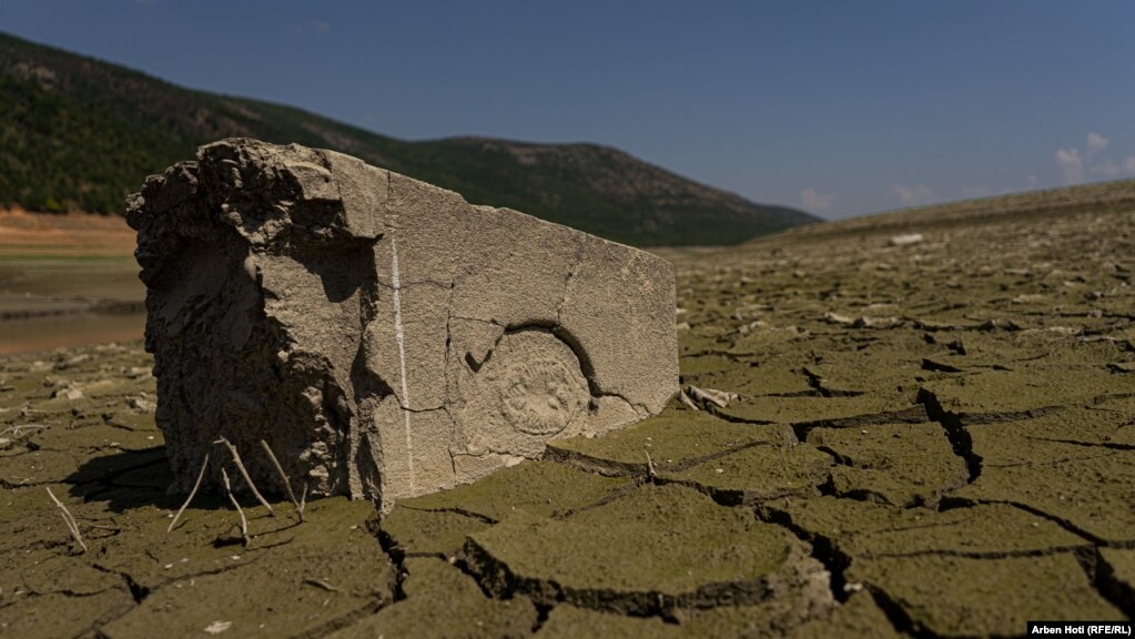 Ky është guri i kufirit midis Kosovës dhe Shqipërisë, që dikur ishte nën ujin e Liqenit të Fierzës, por tani thatësira e madhe e ka nxjerr atë mbi sipërfaqen e tokës.&nbsp;