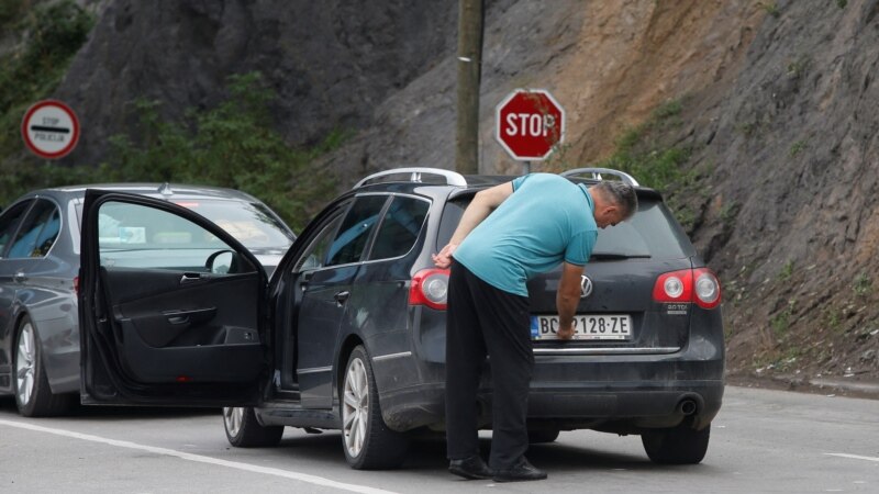 Digjet një veturë me targa të Serbisë në veri