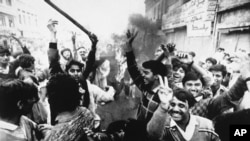 Протест в Равалпинди срещу "богохулствената" според много мюсюлмани книга на Рушди, Пакистан, 26 февруари 1989 г. Ден по-рано в страната са убити шестима души по време на друго подобно събитие.