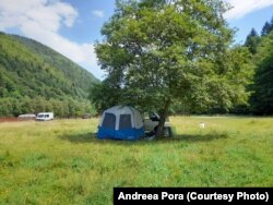 Corturile s-au împuținat, în timp ce rulotele au luat avânt. Peste trei sferturi dintre turiștii amatori de camping sau offcamping sunt cei cu rulota sau autorulota. Cu toate acestea, pasionații de cort nu se dau nici ei bătuți.