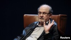نزدیکان سلمان رشدی حال او را رو به بهبود توصیف می‌کنند
