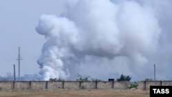 Na fotografiji dim koji se diže iznad područja nakon navodne eksplozije u selu Majskoje, 16. avgusta 2022.