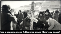 Первая неделя памяти жертв политических репрессий в Норильске, апрель 1990 г. Устанавливается первый крест на месте нынешней "Голгофы"