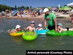 Timpuri fericite. Jenya și cei patru copii la mare, în Odesa, în 2021.