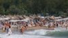 O plajă din România aglomerată cu turiști, august 2021