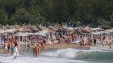 O plajă din România aglomerată cu turiști, august 2021