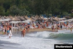 Unele plaje de pe litoral sunt pline și nu tocmai curate, au remarcat turiștii, motiv pentru care s-au orientat către turismul extern.