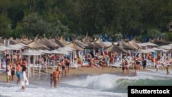 O plajă din România aglomerată cu turiști, august 2021