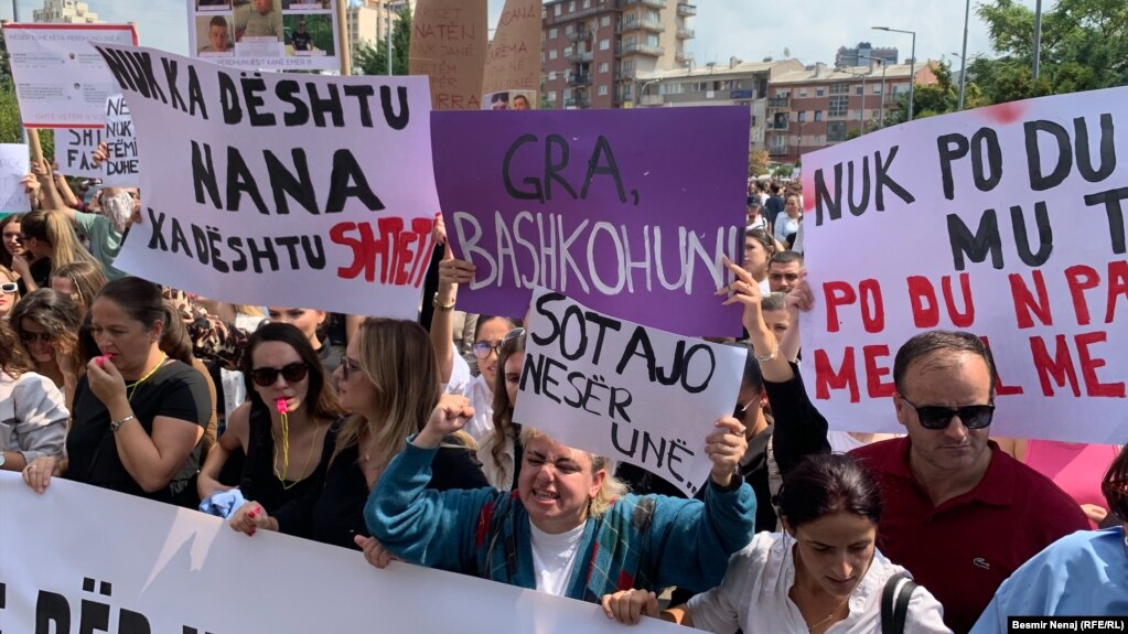 Me brohoritjet &ldquo;Mbrojtje për vajzat dhe gratë&rdquo;, &ldquo;Shteti fajtor&rdquo;, &ldquo;Përdhunimi është krim&rdquo;, &ldquo;Jo, do të thotë Jo&rdquo;, &ldquo;Nuk po ndihem e sigurt&rdquo; "Edhe sa", qytetarët marshuan nga sheshi Zahir Pajaziti drejt ndërtesës së Këshillit Gjyqësor të Kosovës dhe Qeverisë së Kosovës.