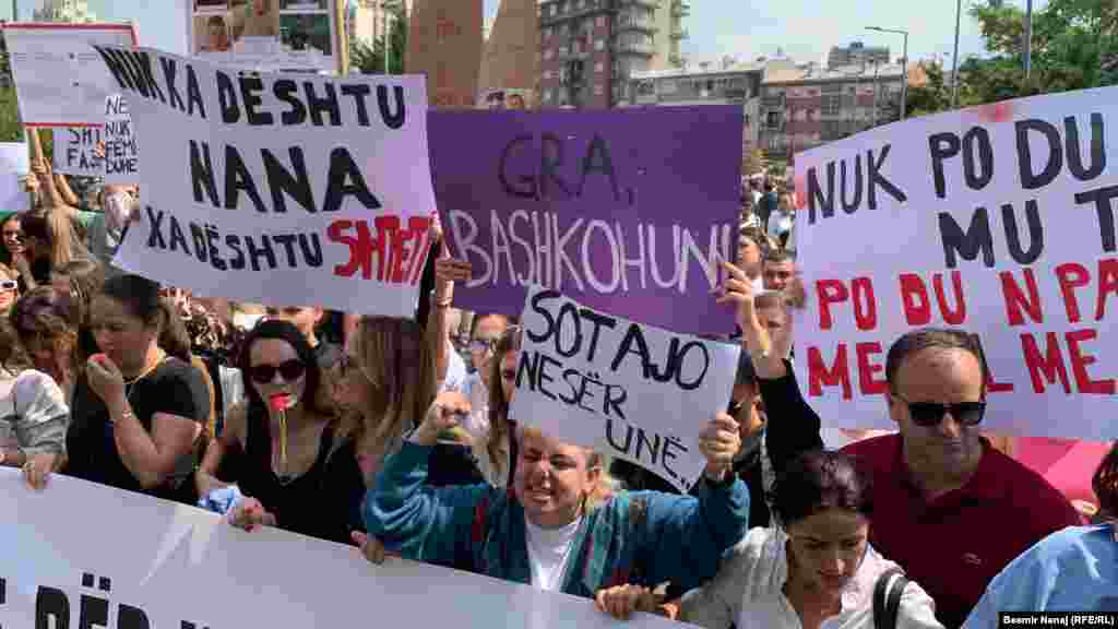 Uz skandiranja &quot;Zaštita djevojaka i žena&quot;, &quot;Država je kriva&quot;, &quot;Silovanje je zločin&quot;, &quot;Ne znači ne&quot;, &quot;Ne osjećam se sigurno&quot;, &quot;Koliko još?&quot;, građani su marširali od trga Zahir Pajaziti prema zgradi Sudskog vijeća Kosova i Vlade Kosova.&nbsp;