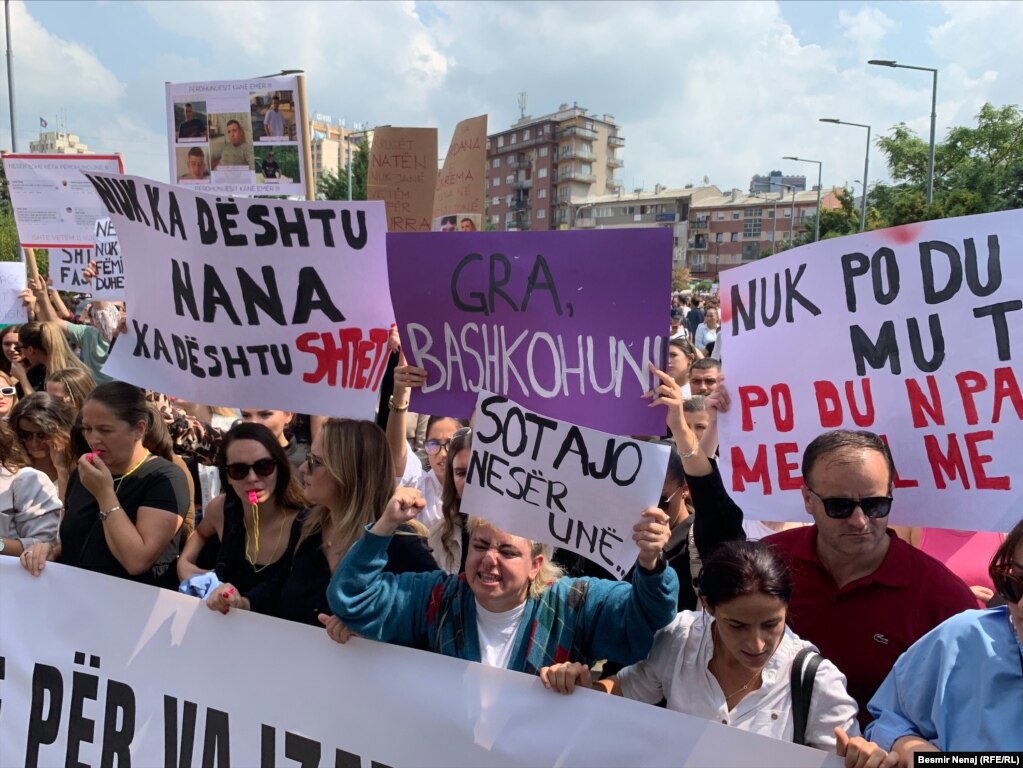Me brohoritjet “Mbrojtje për vajzat dhe gratë”, “Shteti fajtor”, “Përdhunimi është krim”, “Jo, do të thotë Jo”, “Nuk po ndihem e sigurt” "Edhe sa", qytetarët marshuan nga sheshi Zahir Pajaziti drejt ndërtesës së Këshillit Gjyqësor të Kosovës dhe Qeverisë së Kosovës.
