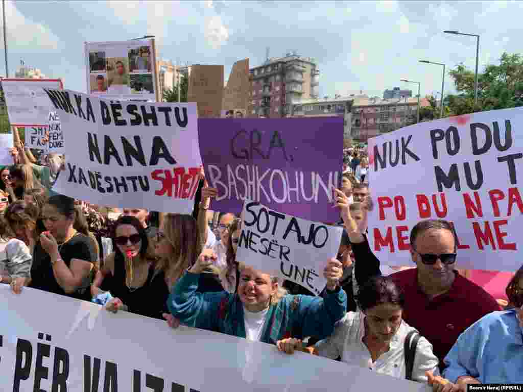 Me brohoritjet &ldquo;Mbrojtje për vajzat dhe gratë&rdquo;, &ldquo;Shteti fajtor&rdquo;, &ldquo;Përdhunimi është krim&rdquo;, &ldquo;Jo, do të thotë Jo&rdquo;, &ldquo;Nuk po ndihem e sigurt&rdquo; &quot;Edhe sa&quot;, qytetarët marshuan nga sheshi Zahir Pajaziti drejt ndërtesës së Këshillit Gjyqësor të Kosovës dhe Qeverisë së Kosovës.