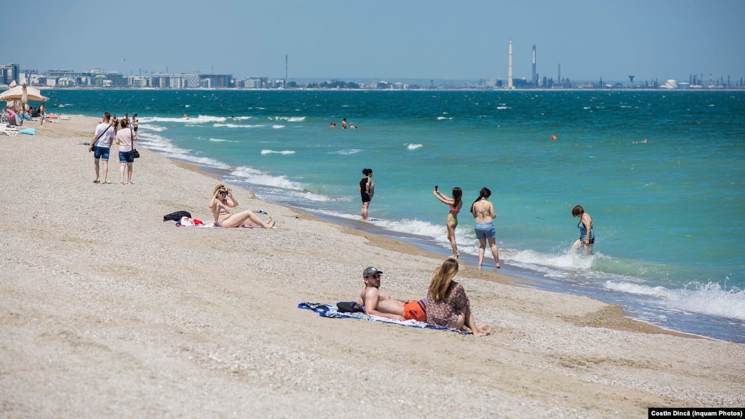 Unele cursuri organizate de instituțiile publice au loc la mare. Sunt experți care se tem că, de fapt, scopul acestora nu este pregătirea profesională a angajaților, ci oferirea unor servicii turistice. 