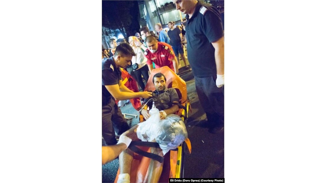 Protestatarul român Doru Oprea a ajuns la spital în noaptea de 10 august cu rămășițele unei grenade în picior. A avut nevoie de 10 zile de îngrijiri medicale.