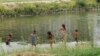 Pavarësisht se konsiderohet si lum me ndotje të lartë dhe nuk rekomandohet as për larje as për ujitje, disa fëmijë në Shkup më 20 gusht u panë duke u freskuar në ujërat e Lumit Vardar. 