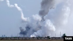 На снимке виден дым, поднимающийся над территорией после предполагаемого взрыва в селе Майское, 16 августа 2022 года