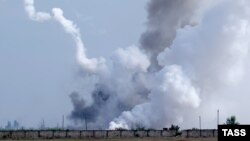  На снимке виден дым, поднимающийся над территорией после предполагаемого взрыва в селе Майское, 16 августа 2022 года