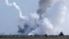 Füst száll fel a terület fölött, ahol robbanás történt Majszkoje falunál, a Krím félszigeten 2022. augusztus 16-án