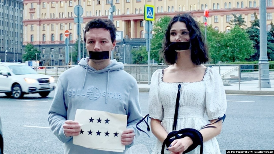 Сергей Смирнов и Мария Волох. Акция протеста на Лубянке