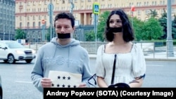 Maria Volokh (right) already had two administrative cases opened against her: one for holding a piece of paper with stars on it that was deemed discrediting to the Russian armed forces and another for taking part in a two-person, anti-war picket.