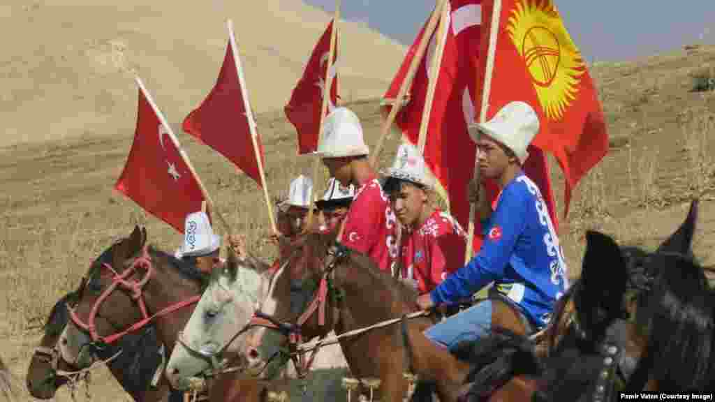 21-августта Түркиянын Ван аймагындагы Улуу Памир айылында 1982-жылы Памирден көчүп барган кыргыздар уюштурган иш-чара өттү.