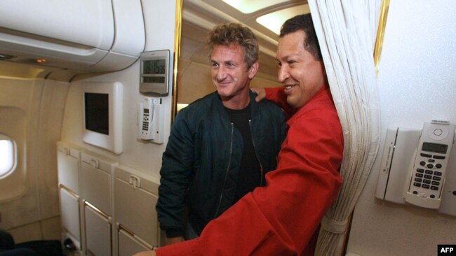 Пен и Чавес на президентския самолет