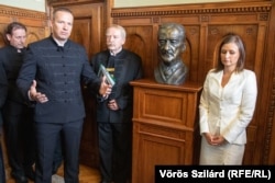 Представители венгерских ультраправых открывают бюст адмирала Миклоша Хорти, регента Венгрии в 1920-1944 годах. Слева находится Ласло Тороцкаи, лидер партии "Наша Родина"