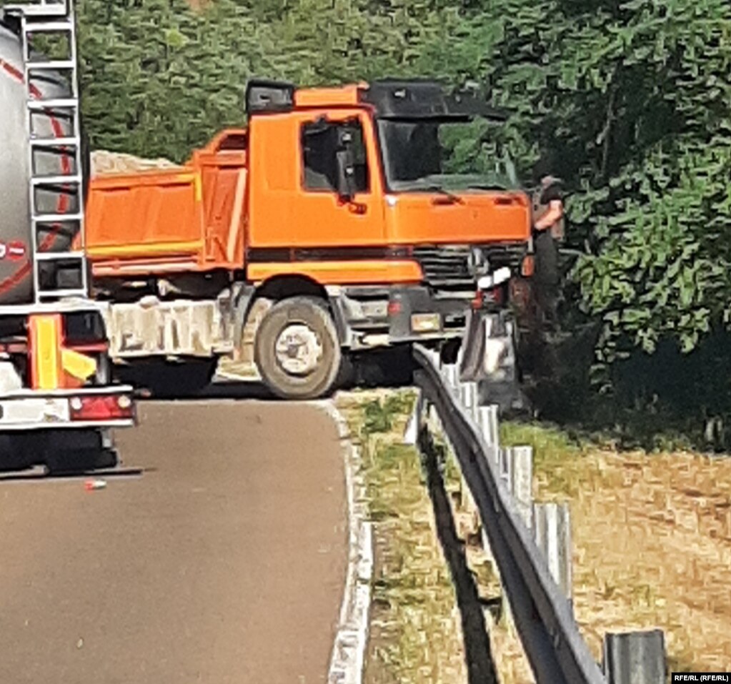 Një person i armatosur dhe me maskë në barrikadë në Jarinjë të Poshtme afër kufirit me Serbinë.