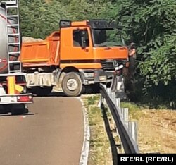 Një person i armatosur dhe me maskë në barrikadë në Jarinjë të Poshtme afër kufirit me Serbinë.