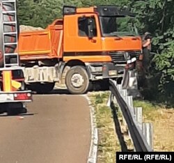 Fotografija na kojoj se sa desene strane pored kamiona vide maskirana naoružana osoba u Donjem Jarinju, opstina Leposavić. 31 jul, 2022