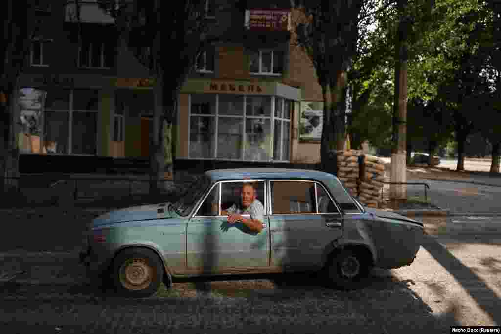 Русија ја продолжува својата казнена офанзива за заземање на клучниот град Бахмут. &bdquo;Тие пукаат цел ден и ноќ, а јас не можам да спијам&ldquo;, рече Серхи додека гестикулираше од својот автомобил од советската ера.