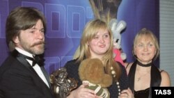 Артист Сергей Григорьев (слева) во время церемонии вручения 8-й Национальной телевизионной премии "ТЭФИ-2002"