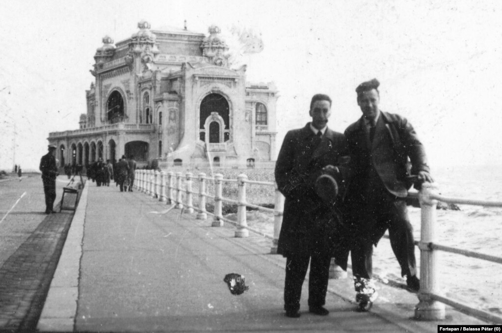 Dy burra në breg të detit në Konstancë në vitin 1937 me kazinonë e famshme bregdetare të qytetit në sfond.