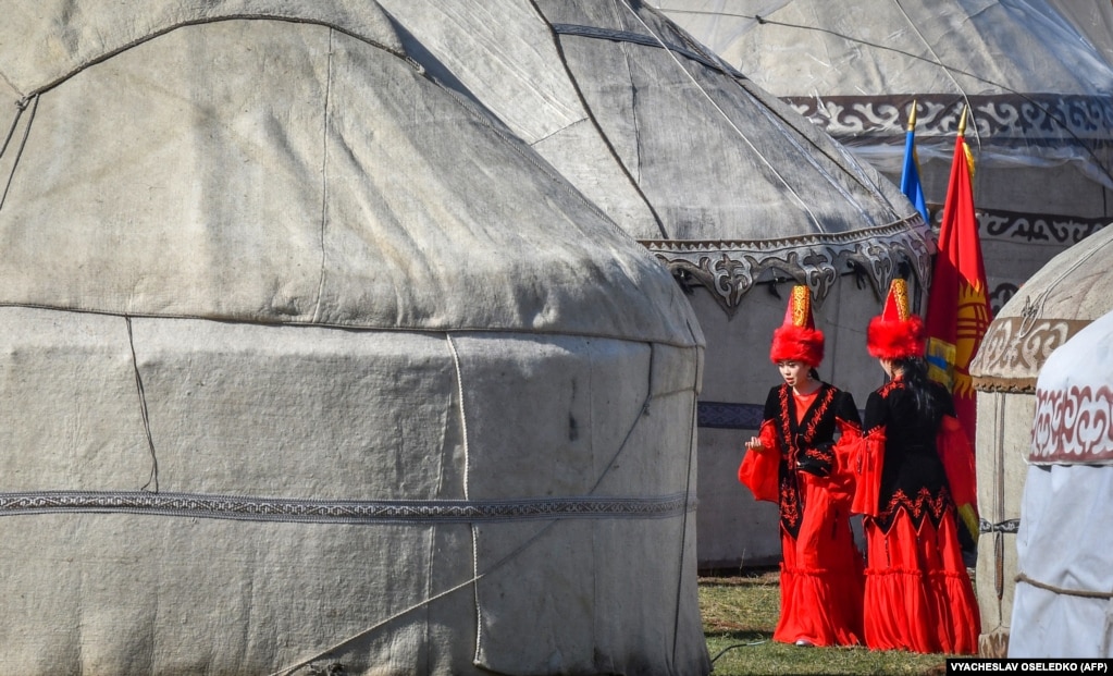 Gratë e Kirgizisë me veshje tradicionale duke ecur gjatë një festivali gjahu, nja 30 kilometra larg Bishkekut.