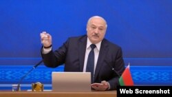 Аляксандар Лукашэнка выступае на адкрытым уроку для школьнікаў, паказвае мэдаль, які паводле ягоных словаў, належаў Васілю Быкаву. Менск, 1 верасьня 2022