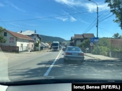 Un drum din Bucovina, în timpul săptămânii. În imagine, trafic din Gura Humorului, o altă destinație turistică din nordul țării.