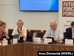 Володимир Єльченко та Ленка Віхова під час конференції  «Актуальні безпекові загрози VI» в Празі