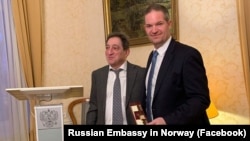 Посол Росії в Норвегії Теймураз Рамішвілі (ліворуч) вручає годинник від російського уряду Криму Хендріку Веберу (праворуч), архівне фото