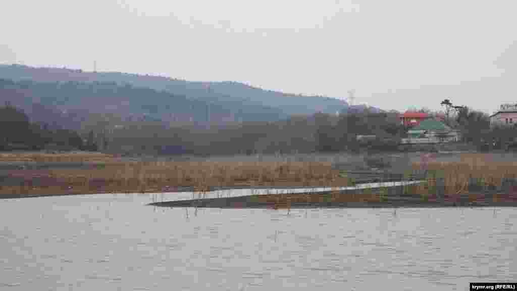 У села Лозовое маленькая река Салгир превращается в большое Симферопольское водохранилище