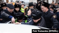 Kazakh police forcibly detain independent journalist Inga Imanbai in Almaty in February 2020. 