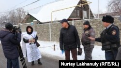 Қытай консулдығы алдында жалғыз адамдық пикет өткізіп тұрған Фарида Қабылбек. Алматы, 14 қаңтар 2020 жыл.